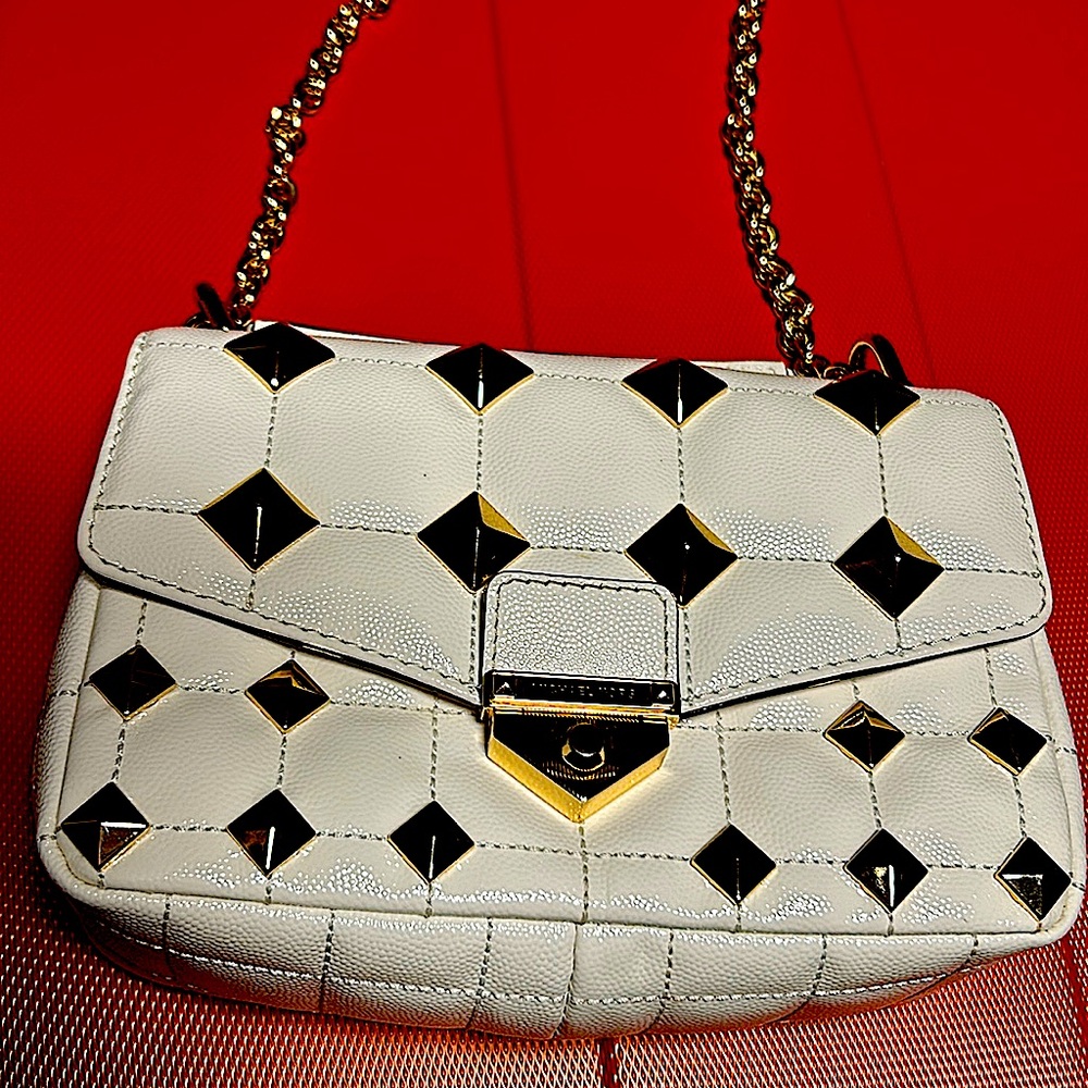 MICHAEL KORS CROSSBODY HANDBAG WITH CHAIN.  Large gold studded.